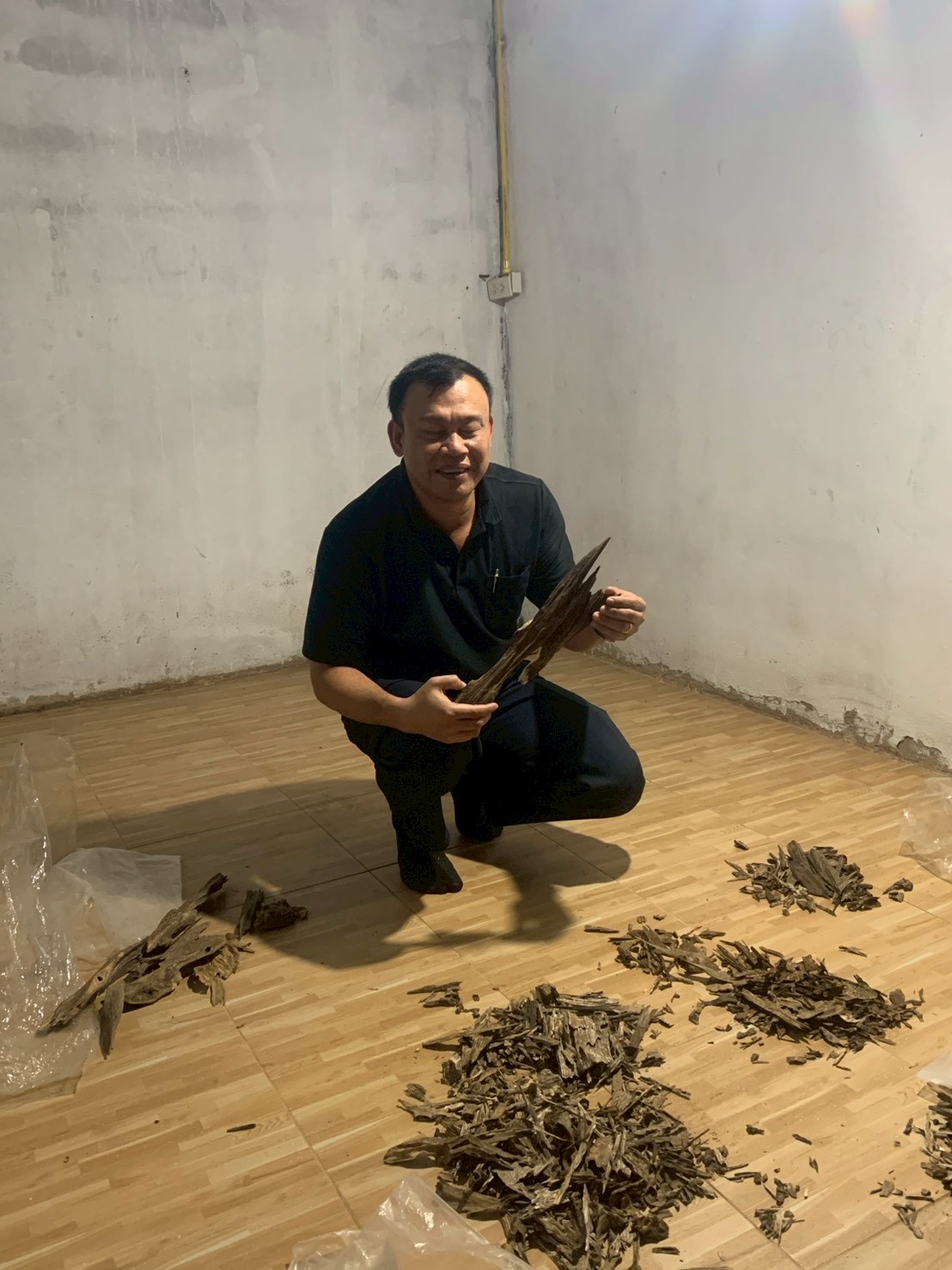 title - ส.ป.ก. ลงพื้นที่ตรวจเยี่ยมและติดตามการดำเนินงานกิจการวิสาหกิจชุมชนไม้กฤษณาแปรรูป
